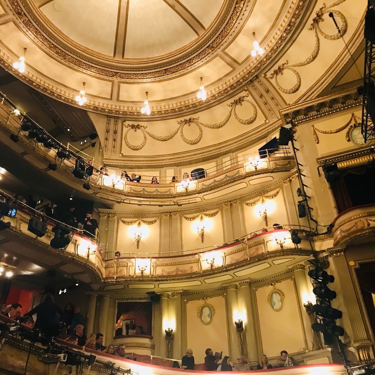 Noël Coward Theatre, Лондон: лучшие советы перед посещением - Tripadvisor