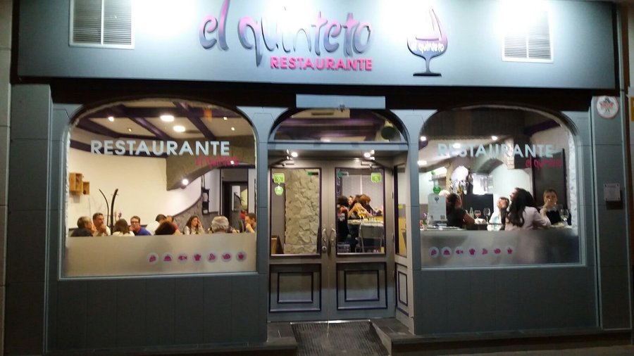 fachada noche