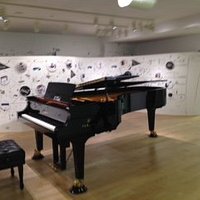 中央部に置かれたグランドピアノ