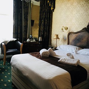 Room 23 first floor double bed with en suite (bath & shower), 2 arm chairs, sea view and tea/coffee facilities