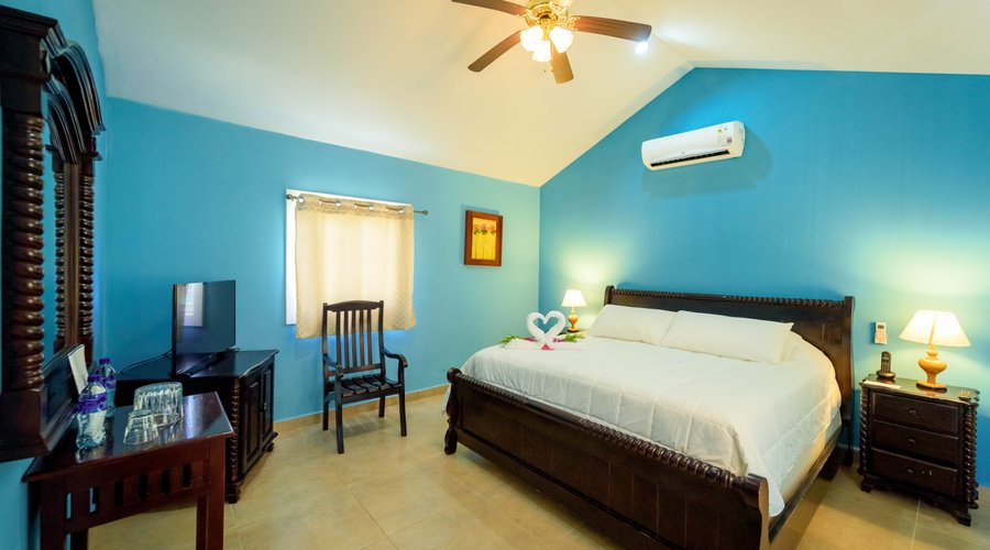 Habitación con cama extra grande , balcón interno ó externo , Capacidad para  3 adultos .