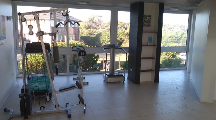 Gym. Máquinas básicas, relativamente buenas pero sin mantenimiento. El escalador funciona intermitentemente, la cinta no y la dorsalera bien.