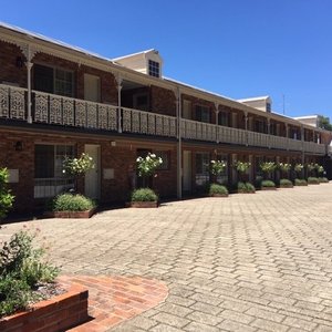 Hermitage Motor Inn Courtyard