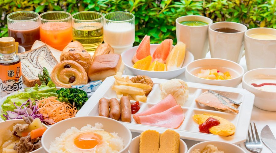 朝食ブッフェ：サラダ/ヨーグルト/フルーツ/パンのベジタリアン向けから揚げ物/カレー等のがっつり系・肉じゃが/鮭など和食派の方まで幅広いおかずをご用意した朝食ブッフェです