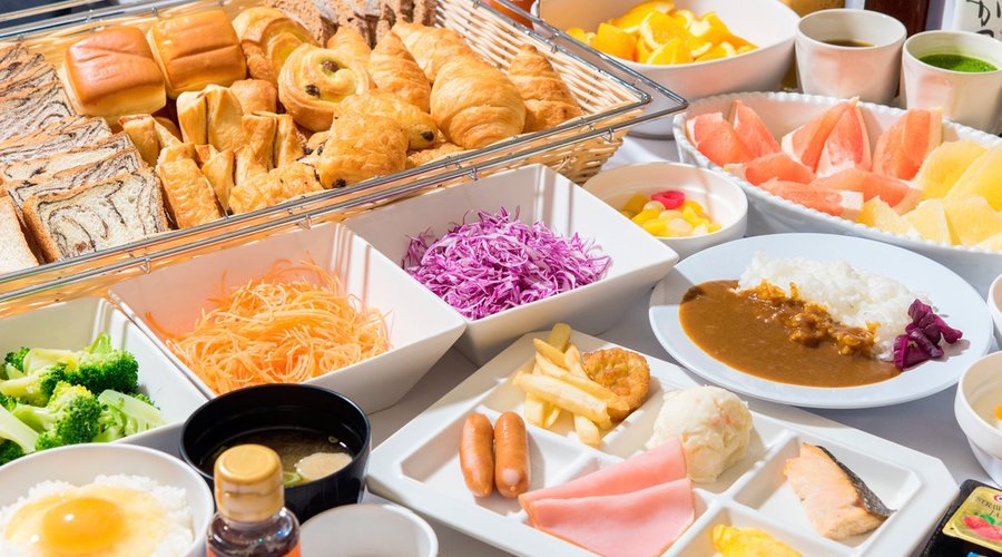 朝食ブッフェ：サラダ/ヨーグルト/フルーツ/パンのベジタリアン向けから揚げ物/カレー等のがっつり系・肉じゃが/鮭など和食派の方まで幅広いおかずをご用意した朝食ブッフェです