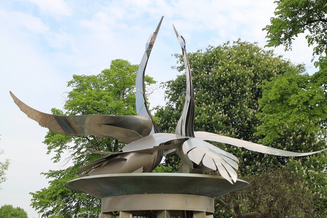 Swan water outlet fountain