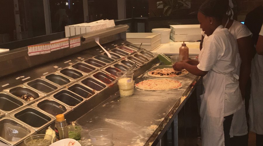Hier werden die bestelltem Pizzen frisch belegt