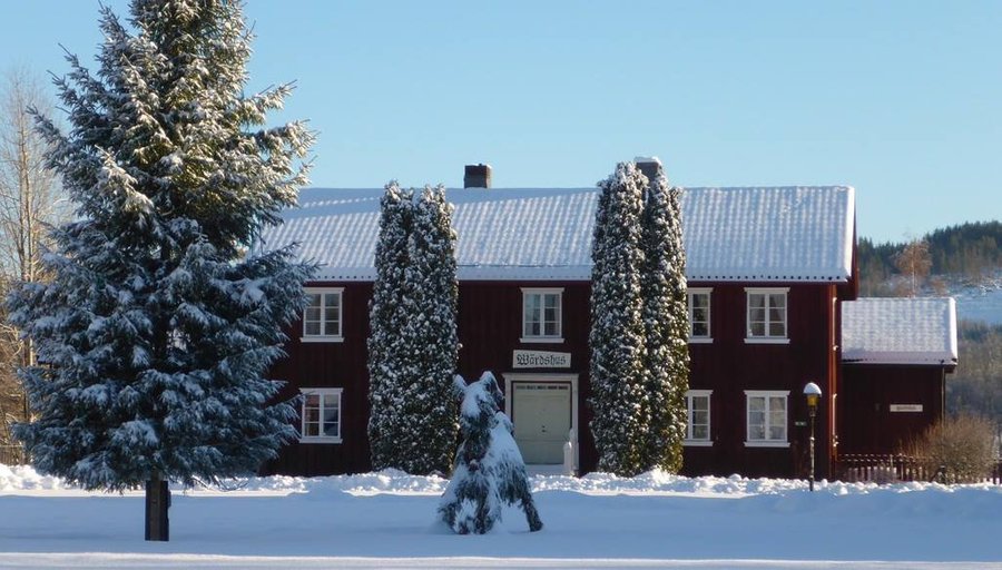 Bockarna Bruse framför Wärdshuset.
Vintern 2019