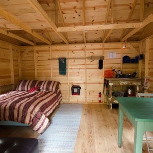 Each hut is furnished with a comfortable double bed, a couch which pulls out to another double, a dining table, LED lighting, and a fully outfitted kitchen area with service for 4.