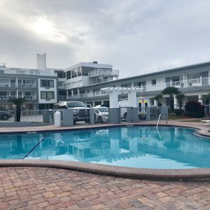 Arya Blu Inn & Suites in Ormond Beach, image may contain: Hotel, Office Building, City, Street