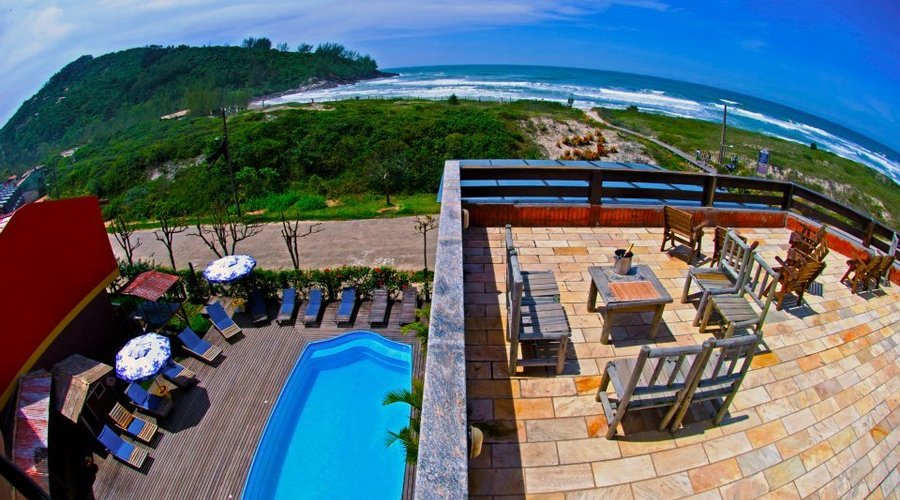 Piscina, playground e churrasqueira! 
Terraço com vista da praia!