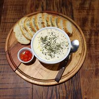 Requeijão Cremoso ao forno recheado com uma das opções abaixo e coberto com Queijo Canastra gratinado. Acompanha Pão Italiano.