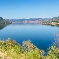 le Domaine se situe sur la route du Lac du Salagou, un site magnifique.