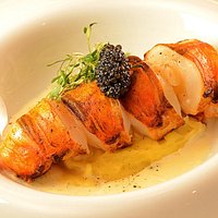 Ops! Achei! - Uma Lagosta em baixa temperatura ao molho de champagne com caviar Ossetra e purê de queijo será encontrada sem muita dificuldade e com sabor inesquecível