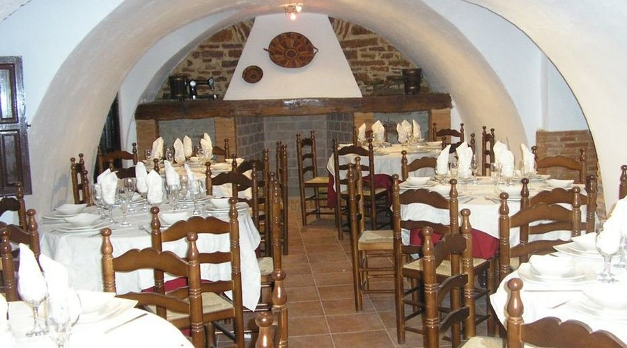 Hotel rural encantador en plena comarca histórica del Campo de Montiel, citada por Cervantes hasta cinco veces en su obra más universal "El Ingenioso Hidalgo Don Quijote de La Mancha". Un lugar ideal para descansar y para disfrutar de la comida auténtica manchega. 