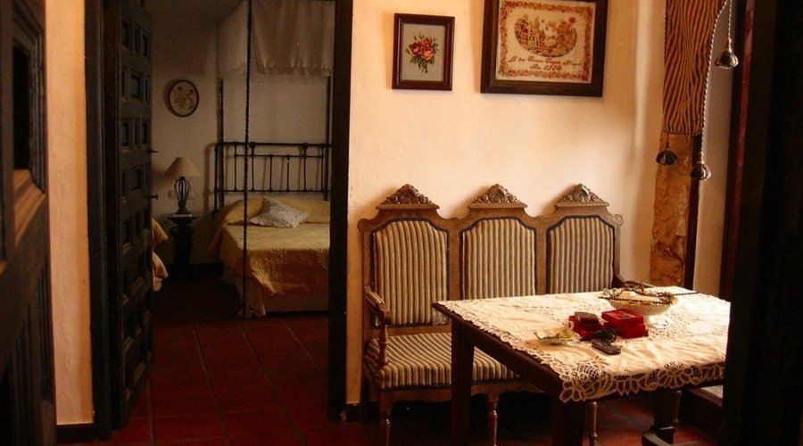 Hotel rural encantador en plena comarca histórica del Campo de Montiel, citada por Cervantes hasta cinco veces en su obra más universal "El Ingenioso Hidalgo Don Quijote de La Mancha". Un lugar ideal para descansar y para disfrutar de la comida auténtica manchega. 