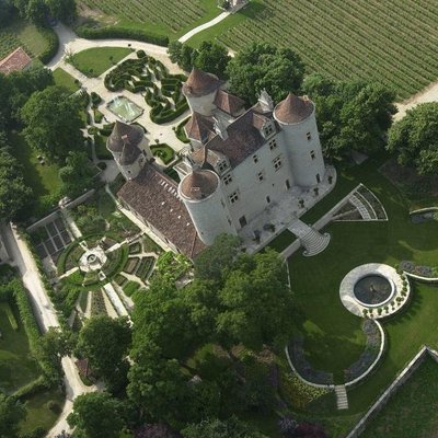 Le château Lagrezette date du XVeme siècle, édifiait sur les ruines d'une ancienne maison force surplombe le Lot sur la commune de Caillac. 