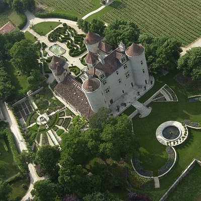 Le château Lagrezette date du XVeme siècle, édifiait sur les ruines d'une ancienne maison force surplombe le Lot sur la commune de Caillac.