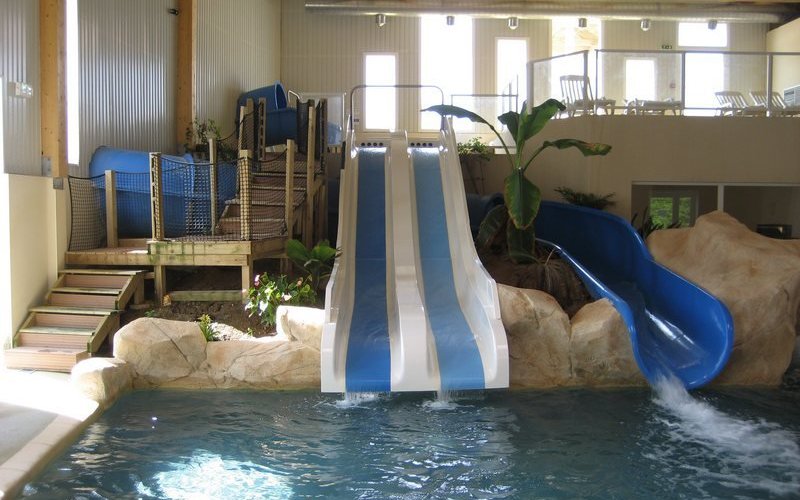 Toboggans de la piscine couverte