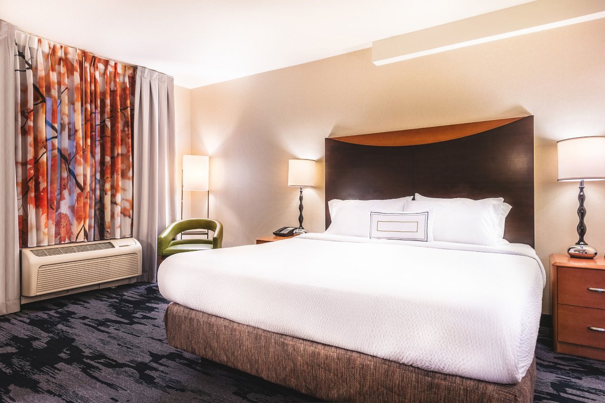 Fairfield Inn & Suites by Marriott Redding - hotel rooms