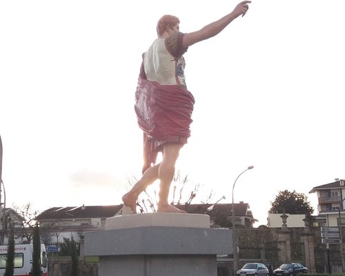 Estátua de Homenagem a César Augusto 