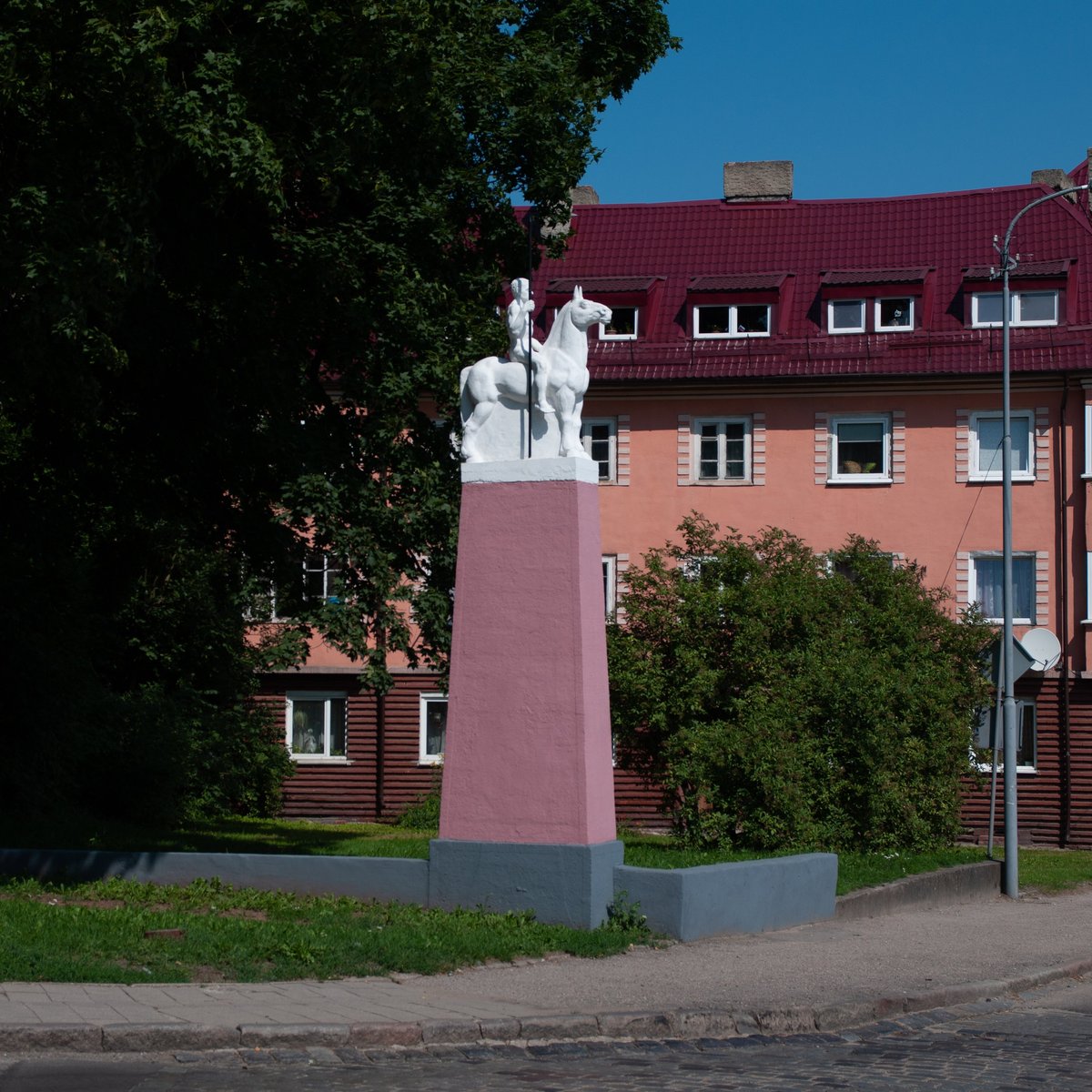 Черняховск. Калининградская область, Черняховский г.о., Черняховск. Достопримечательности Черняховска Калининградской. Черняховск памятник литовским уланам. Улан Калининград Черняховск памятник.