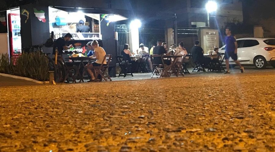 Sempre tem vaga para estacionar o carro na frente do Manoosh (do outro lado da rua) ou próximo..