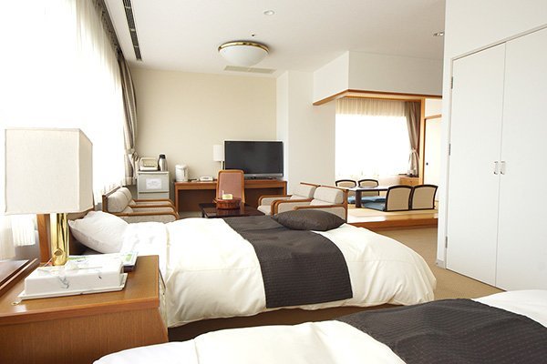 熊本と阿蘇の中間に位置し、ビジネスにもファミリーでの観光にも最適！阿蘇外輪山を展望できるレストランで新鮮で美味しい地元熊本の食材をふんだんに使ったお食事も楽しめます。写真は洋室スイートです。近くの4つのゴルフ場と提携しており、お得なゴルフパックもあります。ホテル内に天然温泉、サウナもあるのでリラックスできること間違いなし！写真は洋室スイートです。広々したお部屋でゆっくりとおくつろぎ下さい。