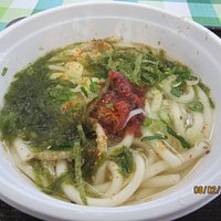 梅の果肉の入った酸っぱく美味しいうどん。