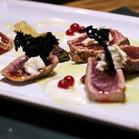 Tagliata di tonno rosso, cipollotti grigliati, salsa di yogurt, ribes nero e cren
