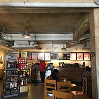 店内の様子。警備員が常駐している。