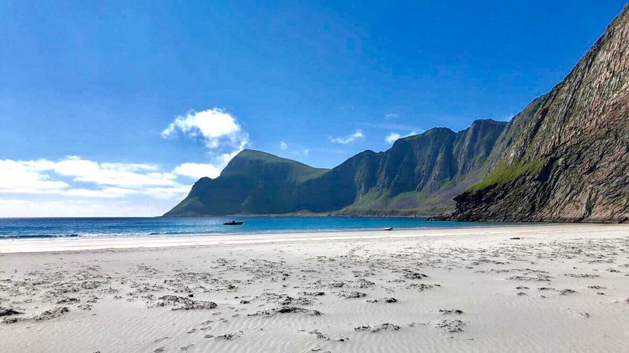 These pictures is from different places at Værøy. A beautiful island- just 1.5 hours from Moskenes.  You can get to this island with boat from Lofoten and from Bodø. You also has the oppertunity to get there by helicopter- daily from Bodø. It’s a Lofoten in mineature 😊