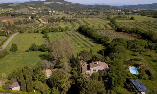 Bernice und Emmis Grundstück liegt inmitten der weiten Maremma Landschaft, und doch nicht weit weg vom Meer. Die Ruhe ist sagenhaft.