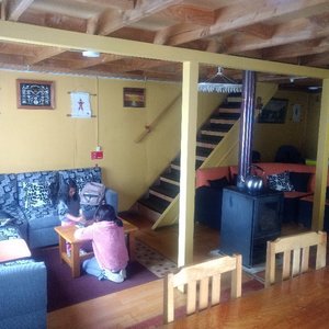 Muy buen lugar... Familiar... Limpio... Cómodo y económico. Nos quedamos 4 días con mi esposa e hijas, buena comida y atendido por sus dueño