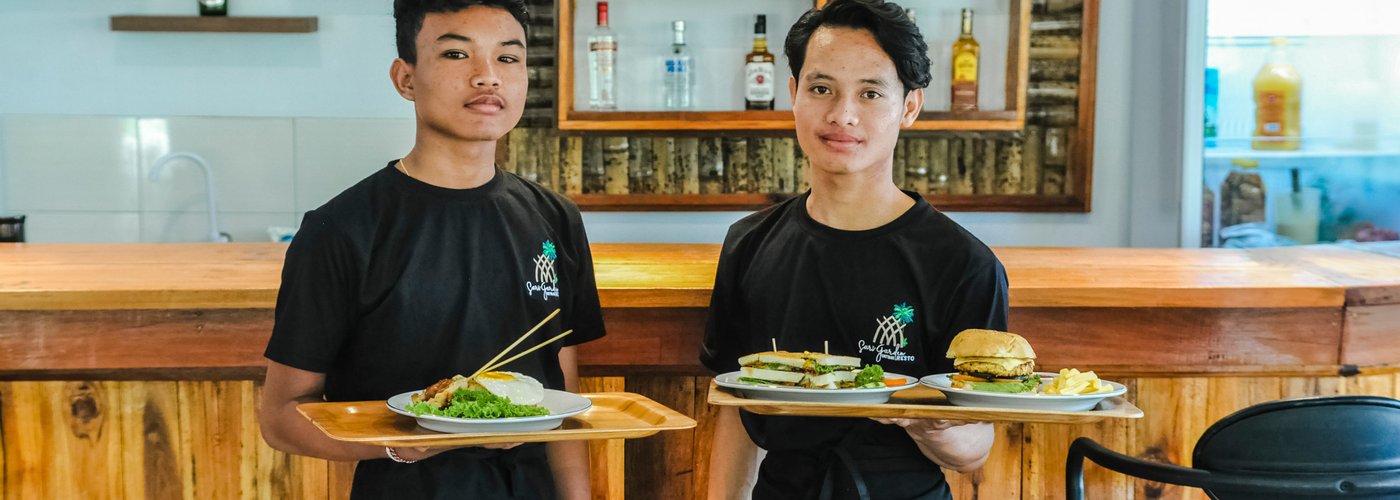 Sari Garden Resto & Bar present with the Western-Indonesian concept in Nusa Penida.  Serving a variety of Western and Indonesian menus by professional chefs. Various  dishes such as Salads, Burgers,  Sandwichs,  Spaghettis, Desssert, smoothies and so on are also available in many variants.  The bartender will present various special drinks, including koctail and moctail with premium quality.  10% discount for the breakfast and lunch menu during soft opening until February 14, 2019.