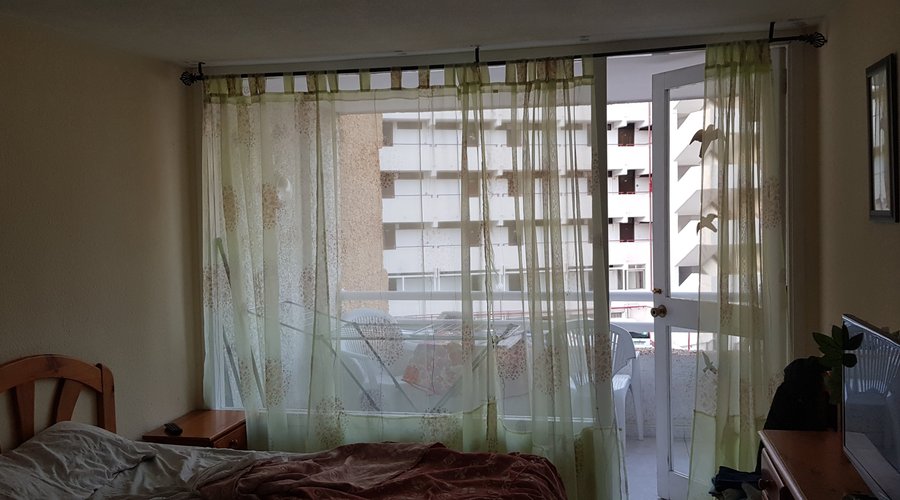 Tenda accanto al letto trasparente