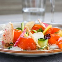 Salmone marinato al Lime con radici croccanti, Pistacchio, Mango e panna acida