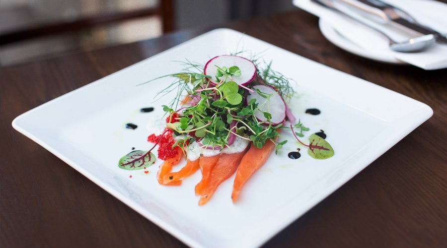 Entrée // Appetizer -
Gravlax de saumon, pickles d’oignon et yogourt à l’aneth //
Salmon gravlax, pickled onions and dill yogurt