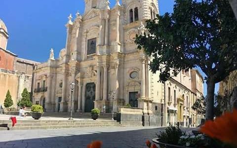Cittadina acese  ospita  nella  stessa piazza  il  duomo  e la  cattedrale : quest'ultima  , 
la Cattedrale  in verità dedicata  a Maria Santissima Annunziata  , custodisce  ed  è  sede  di  pellegrinaggi  per le  spoglie  di  Santa  Venera .