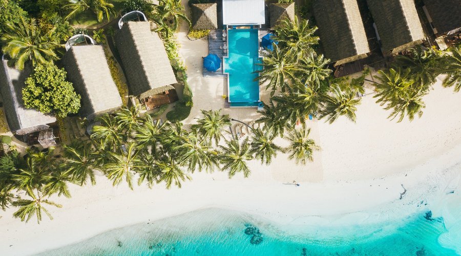 The infinity pool and Beachfront Bungalows on beautiful Titikaveka beach