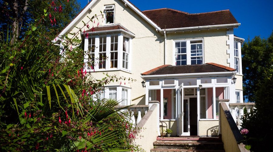 Steps from the garden to the terrace with sea view