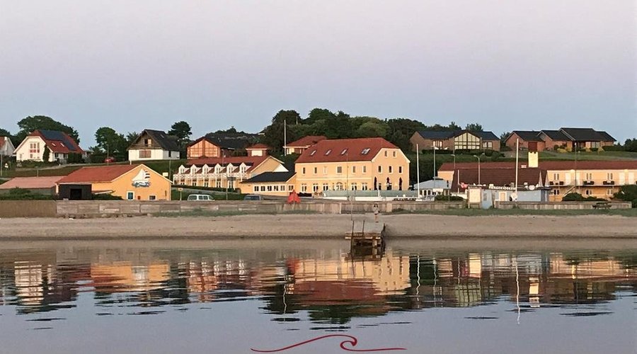 Hvalpsund Færgekro set fra fjorden.