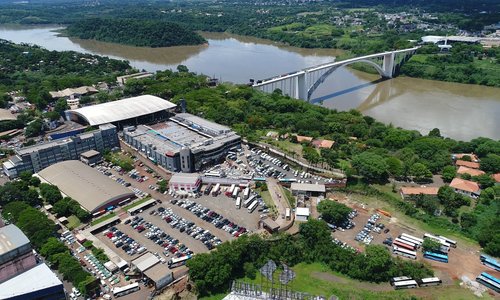 O Primeiro Shopping de Ciudad del Este, frente a aduana do Paraguai pertinho da ponte da amizade com estacionamento seguro, facil pra quem de vier de carro em família sem precisar andar muito o Shopping del Este é a melhor opção de compras. Estacionamento Gratuito para clientes do Shopping.