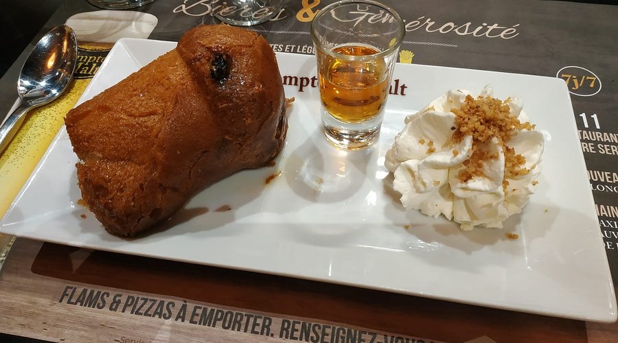 Petit baba au rhum avec son petit verre de rhum! Miam