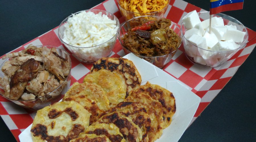 Combo #3: 10 mini cachapitas mas 5 toppings ( carne, pernil, pollo, queso blanco, y queso de mano.