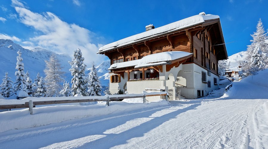Klassische Ansicht des Hotels im Winter