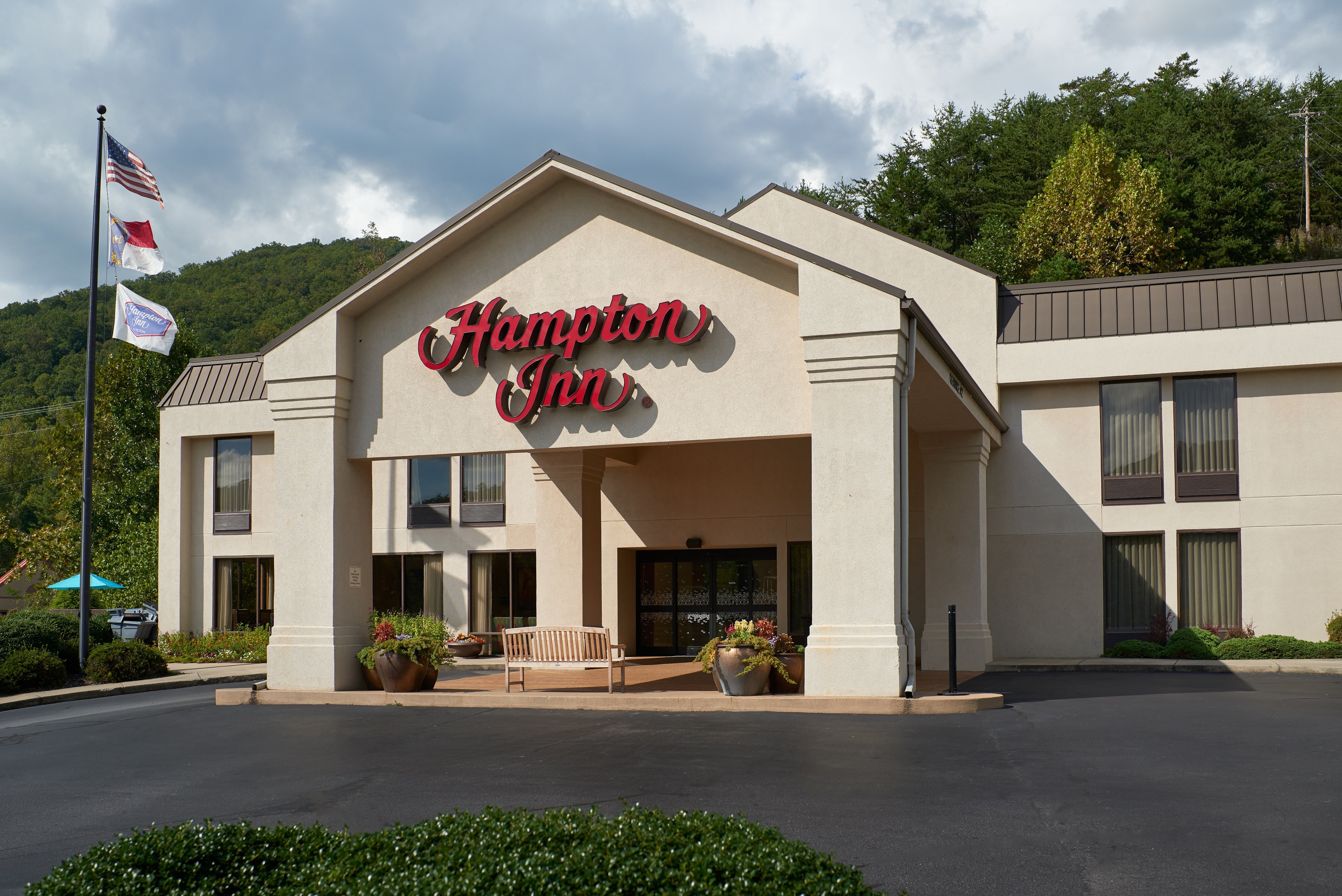 CHEROKEE INN Updated 2024 Prices Hotel Reviews NC   Hotel Exterior Accessible 