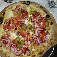 E bravo il pizzaiolo. Pizze davvero squisite e presentazione fantastica. Complimenti