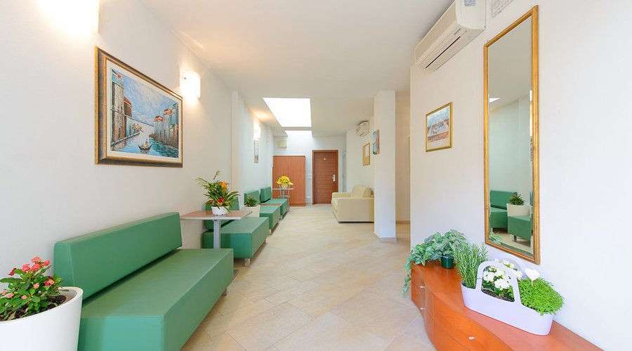 ENTRATA, HALL DEL RESIDENCE, CON BOX CHECK-IN E CHECK-OUT