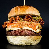 LO ZUCCONE
Burger di Manzetta Prussiana selezione DBQ 180g,
provolone affumicato, mille foglie di zucca, bacon
pesto di basilico, granola di pane e pistacchio.